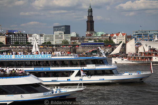 Hafengeburtstag dichter Schiffsverkehr Foto auf Elbe Schiffsparade vor Michel