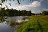 Elbtalaue Flulandschaft grner Ufer Elbe Halbinsel bei Alt Garge Naturfoto am Wasser mit Angler