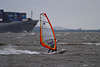 701031_ Elbsurfer vor Kollmar Schiff-Kulisse Foto mit Windsegel ber Wasserwellen gleiten