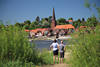 Lauenburg grner Elbufer Besucher Foto Paar staunen vor Altstadt Huser Kirche ber Wasser