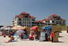 706878_ Ostseeinsel Fehmarn Urlaub am Strand in Foto, Burgtiefe Krbe mit Menschen auf Sand