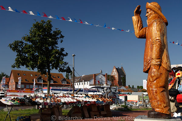 Heiligenhafen Fischer Holzstatue blickt ber Hafen Markt Schuhstand