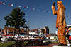 Heiligenhafen Fischer Holzstatue blickt ber Hafen Markt Schuhstand Foto Reisebild Insel Fehmarn