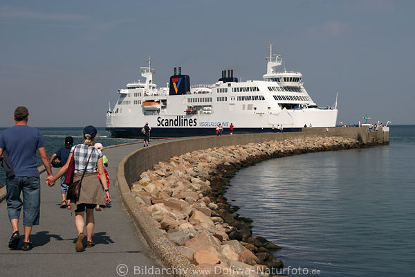 Puttgarden Mole Ostsee-Fhre Schiff in Hafentor Fehmarn
