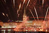 Feuerwerke ber Hamburg Seewasser Rotfarbe Stimmung City Rathaus Alstervergngen am Jungfernstieg