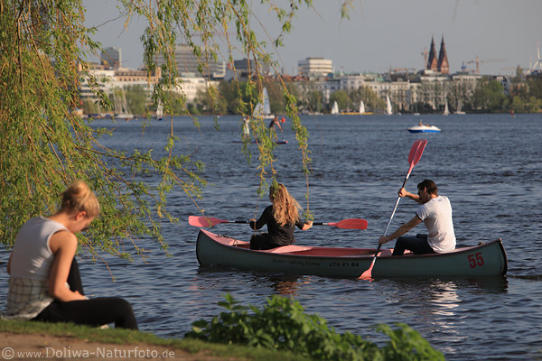 Alsterkanu Wasserfahrt in Hamburg Kanuten paddeln im Boot Seeausflug
