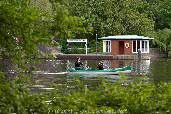 Kanuten Frauenduo Frhling Kanuwanderer an Krugkoppelbrcke im Boot paddeln