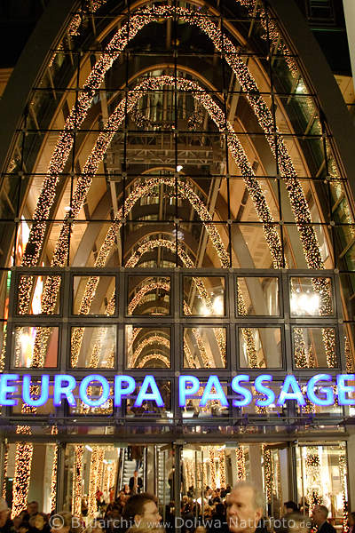 Europa-Passage in Weihnachtszeit festlich geschmckte Einkaufshalle Besucher Kundenansturm