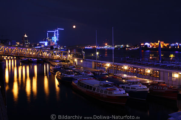Blaulicht Romantik Nachtfoto in Hafen Hamburg Schiffe an Elbe Landungsbrcken