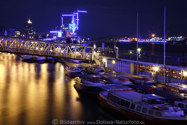 Hafen Hamburg Landungsbrcken Nacht-Blaulichter Romantik an Elbe blaue Lichtdekoration