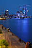 000162_Hamburg Hafenkai Elbpromenade Nachtfoto bei Mondlicht romantische Blaulichter an der Elbe