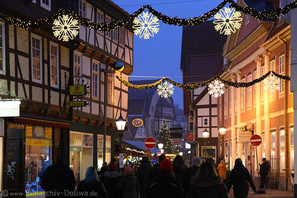 Weihnachtsmarkt Celle schöne Altstadtkulisse Nachtlichter Fachwerkhäuser Adventdekor