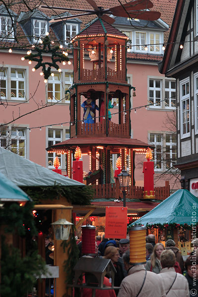 Weihnachtskrippe Drehfiguren Pyramide in Celle Altstadt rote Kerzen