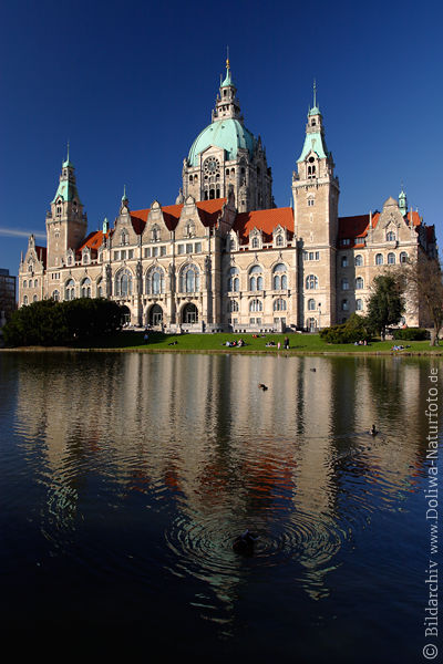 Hannover Neues Rathaus Gebude Spiegelung im Wasser am Maschteich in Frhling