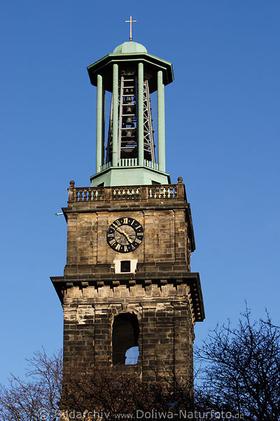 Sankt Aegidien-Kirchturm Glockenturm mit Uhr in Hannover alte Architektur 