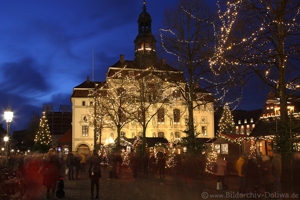 Rathausmarkt Lüneburg Tannenbäume Lichterketten Nachtfoto Weihnachtsmarkt Adventstimmung
