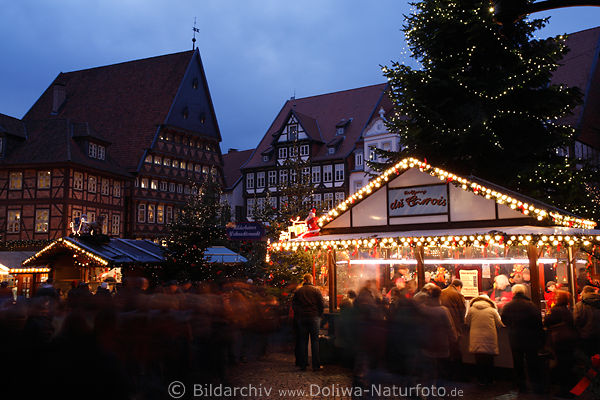 Menschenmenge auf Weihnachtsmarkt Hildesheim unter Weihnachtsbaum in historischen Kulisse