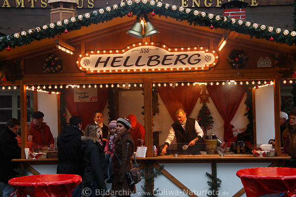 Hellberg Wrstchenstand mit Menschen auf Hildesheimer Weihnachtsmarkt Adventsfestausflug