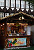916303_Crpes aus Frankreich Verkufer in kleinem Markthuschen Foto auf Hildesheimer Weihnachtsmarkt