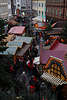 916318_Hildesheimer Weihnachtsmarkt Foto Marktbuden mit Menschen in flanieren auf historischem Markt in Adventszeit