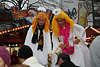 916322_Weihnachsengel Foto lustiges Paar in Weisskleid ber Hildesheimer Weihnachtsmarkt Besucher