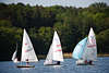 803037_ Eutiner Segelschule Bild: junge Segler mit Segelsportbooten in Wind, Segelsportschler in Fotografie