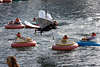 Kindertrio fliegen ber Wasser zu Kinder in Schlauchbooten Rafting, Flugspass, Wasserspa