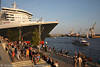 Queen Mary 2 Bild 10-jhriges Jubilum Besuch-er in Hamburg Hafencity an Elbe Foto