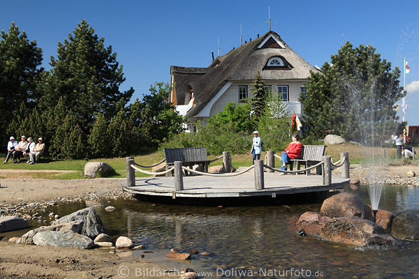 Seebad Dahme Feriengste Senioren am Teich vor Haus Deichgraf am Nordstrand