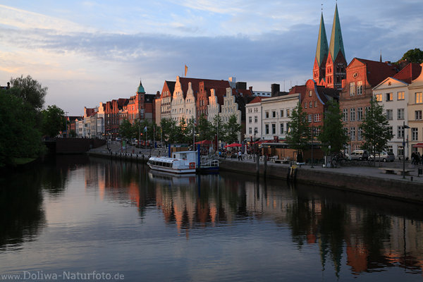 Lbeck Altstadt Huser Cafs Obertrave Ufer Abendsonne Wasserspiegelung