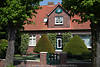 802561_Wohnhaus Greetsiel Foto Eingang Front Fassade in Grn Ostfriesland Frhling an Nordsee