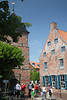 802562_ Greetsiel Gasse Foto an Kirche mit Touristen in historischer Altstadt im Hollandstil