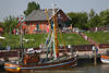 802591_Rettungsschuppen Caf-Bistro Bild am Hafenkanal Blick auf Krabbenkutter Norddeich in Greetsiel
