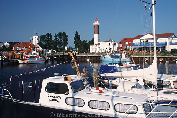 Hafen von Timmendorf Leuchtturm Schiffe am Ufer Insel Poel Meeresbucht Fotografie