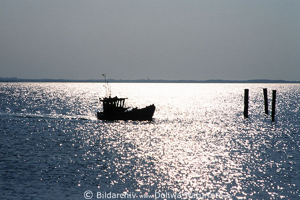 Kutter Fischboot in Meer Lichtkegel auf Ostseewasser