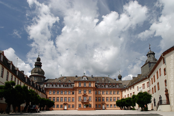 Schloss Berleburg Hof-Panorama unter Wolken