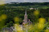 Berleburger Stadtkirche Bild durch verwischte Blumen ber grne Landschaft Foto