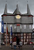 704764_ Touristen vor Frankenberg historischer Rathaus Frontfassade mit Uhr Trme Bauwerk in Gotikstil