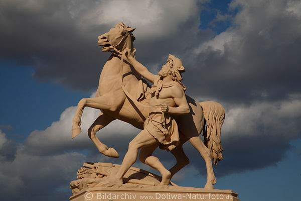 Obotrit mit Pferd vor Schwerin dicken Wolken mrchenhafte Statue von Christian Genschow