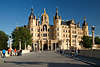Schloss Schwerin von Inselbrcke in die Frontfassade mit Niklotstatue Bild und Touristen