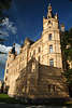 Schloss Schwerin hohe Gemuer Gelbfarben am blauen Himmel