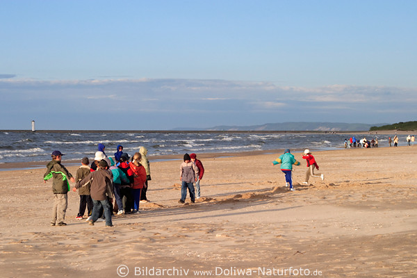Schulkinder am Meer spielende Ausflugsgruppe am Ostseestrand