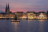 Hamburg Alster  trnender Weihnachtsbaum See Adventlichter vor City-Skyline