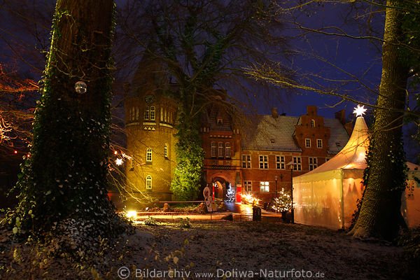 Bergedorfer Schloss Foto Weihnachtsmarkt Romantik am Zelt unter Parkbumen im Schneekleid