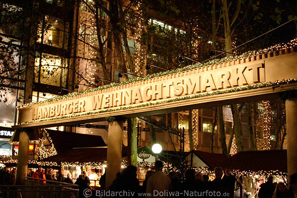 Schild Hamburger Weihnachtsmarkt auf Gerhart-Hauptmann-Platz in Hamburg, Weihnachtszeit