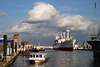 54693_ Barkasse Ausflugsboot auf Elbe in Hafenfahrt vor Wolken ber Cap San Diego Schiff in Hafenfotografie