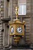 50857_ Gold-Uhr Herbert Brown Foto mit Golden Girl goldenen Damenstatue an Hausfassade