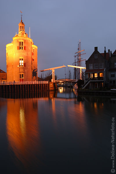 Dromedaris Rundturm Rotlichter in Enkhuizen Hafen Nachtfoto