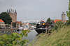 804126_ Zierikzee Monumente & Hafenpanorama Foto am Wasserkanal, Brcke, Schiffe & grne Natur in Zeeland malerischer Hafenstadt Reisebild