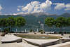 907342_Colico Wasserbrunnen Fontne Foto mit Bergblick am Comersee-Hafen Navigazione Lago di Como